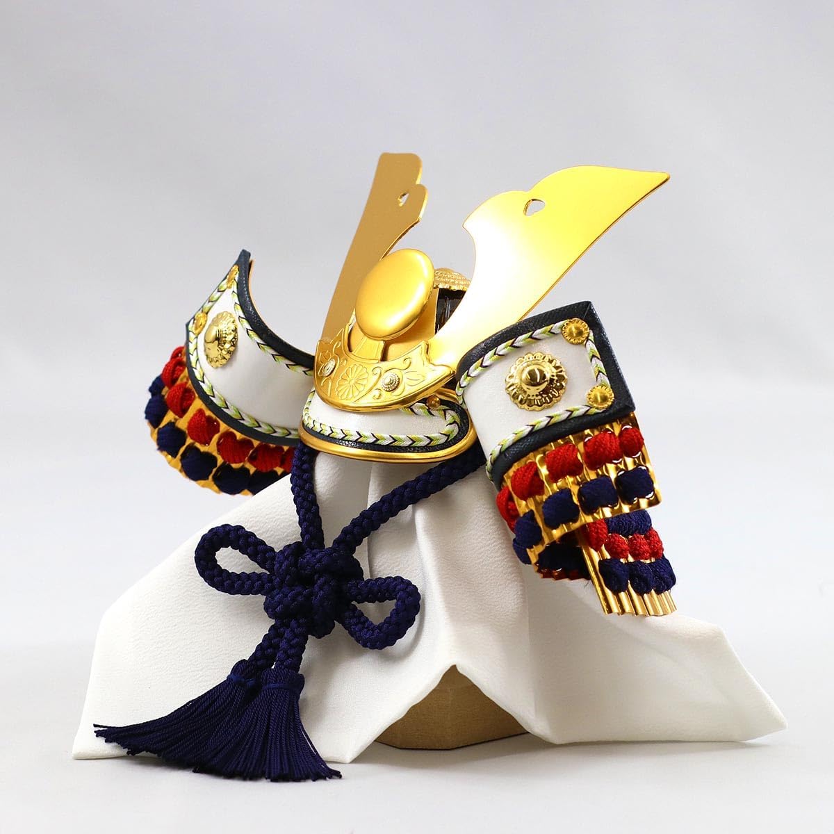 創業314年吉徳 信長公 兜飾り9号（弓太刀／絹目屏風／流備畳飾り台付き）